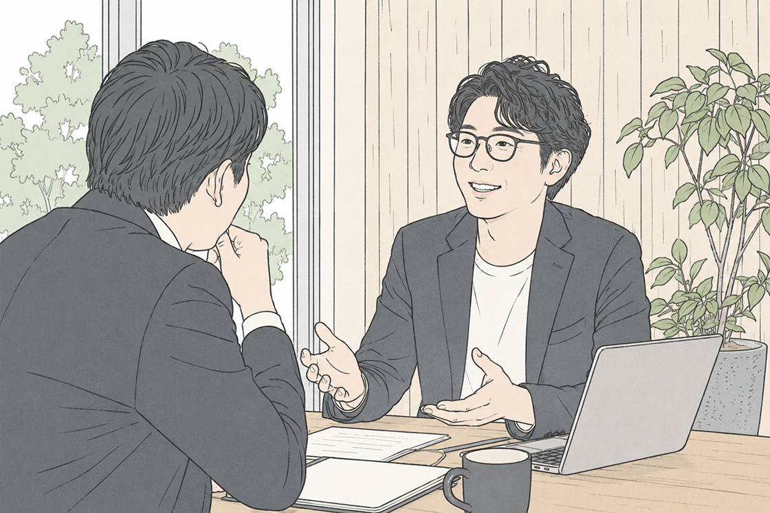 資料を見ながら打ち合わせをしているスタッフ